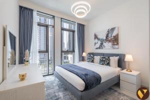 Vogue Vacation Homes, Creek Harbour Creek Crescent Waterfront Living Close to Downtown, Burj Khalifa and Dubai Mall, One Bedroom Apartment with Balcony and City View, Access toAmenities