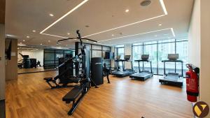 Vogue Vacation Homes, Creek Harbour Creek Crescent Waterfront Living Close to Downtown, Burj Khalifa and Dubai Mall, One Bedroom Apartment with Balcony and City View, Access toAmenities