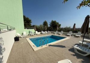 Villa Amaris - Apartments with sea view & heated swimming pool at Čiovo