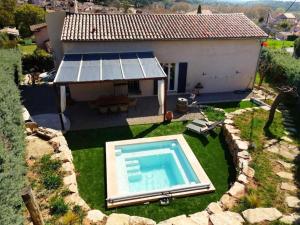 Villa Marthe, maison rénovée avec terrasses, piscine, clim et vue sur le village dAups