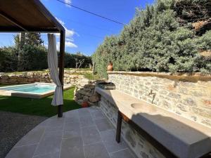 Villa Marthe, maison rénovée avec terrasses, piscine, clim et vue sur le village dAups