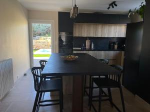 Villa Marthe, maison rénovée avec terrasses, piscine, clim et vue sur le village dAups