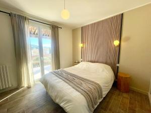 Villa Marthe, maison rénovée avec terrasses, piscine, clim et vue sur le village dAups