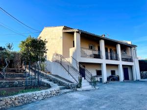 Villas Villa Marthe, maison renovee avec terrasses, piscine et vue sur le village d-Aups : photos des chambres