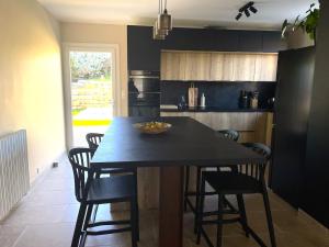 Villas Villa Marthe, maison renovee avec terrasses, piscine et vue sur le village d-Aups : photos des chambres