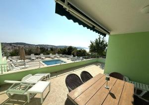 Villa Amaris - Apartments with sea view & heated swimming pool at Čiovo