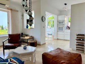 Sea view apartament with sauna and pool in Maro