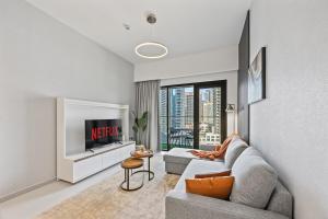 Dreamy Apartment,Pool with Burj khalifa View ,5Min Walk to Dubai Mall