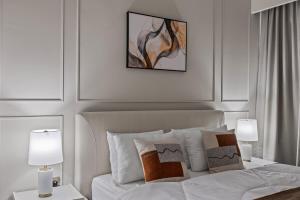 Dreamy Apartment,Pool with Burj khalifa View ,5Min Walk to Dubai Mall