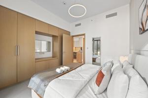 Dreamy Apartment,Pool with Burj khalifa View ,5Min Walk to Dubai Mall