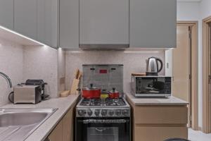 Dreamy Apartment,Pool with Burj khalifa View ,5Min Walk to Dubai Mall