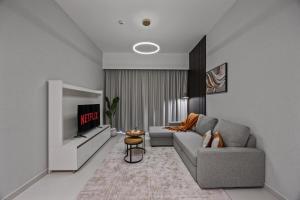 Dreamy Apartment,Pool with Burj khalifa View ,5Min Walk to Dubai Mall