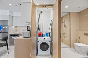 Dreamy Apartment,Pool with Burj khalifa View ,5Min Walk to Dubai Mall
