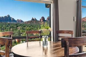 Uptown-Epic Views-Hot Tub-3 King Beds-Walk to Town