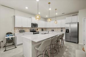 10 Bedrooms 8 Bathrooms Windsor Cay 15973Cc