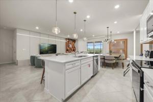 10 Bedrooms 8 Bathrooms Windsor Cay 15973Cc