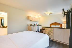 Naples Studio Near Everglades with Marina Access