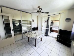 Appartement 3 pièces proche plage et commerces avec garage - FR-1-702-74