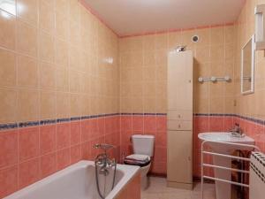Maisons de vacances Maison spacieuse pres de Vesoul avec cheminee, ideale pour familles - FR-1-583-434 : photos des chambres