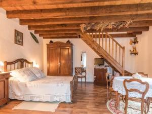 Maisons de vacances Maison de village au calme avec grand verger - FR-1-583-446 : photos des chambres