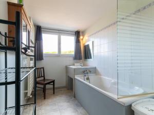 Maisons de vacances Grande maison renovee avec WIFI, ideale pour familles - FR-1-583-406 : photos des chambres