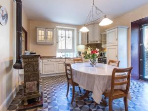 Demeure de charme avec étang privé et piscine couverte - FR-1-583-460