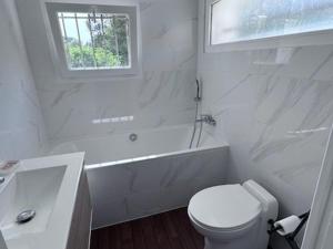 Maisons de vacances Maison spacieuse avec piscine privee – Ideale pour familles - FR-1-732-109 : photos des chambres