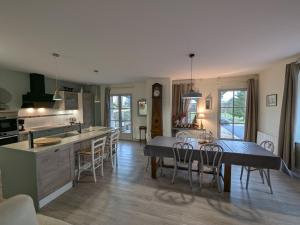Maisons de vacances Maison de caractere a Gy avec parking et Wifi - FR-1-583-448 : photos des chambres