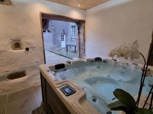 Maisons de vacances L-Echappee : Gite Authentique avec Spa a Faucogney-et-la-Mer - FR-1-583-495 : photos des chambres