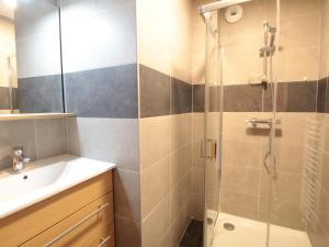 Appartements Spacieux 4 pieces, 6 couchages, terrasse, pres pistes et commerces, parking couvert, casier a skis - FR-1-572-244 : photos des chambres