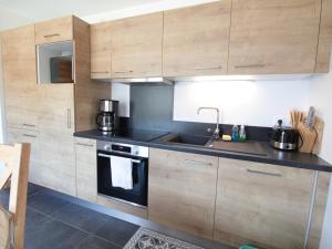 Appartements Spacieux 4 pieces, 6 couchages, terrasse, pres pistes et commerces, parking couvert, casier a skis - FR-1-572-244 : photos des chambres