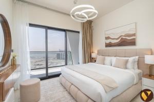 Vogue Vacation Homes, Al Jadaf Binghatti Creek near Festival Mall, Three Bedroom Apartment with Balcony and City View, Access toAmenities