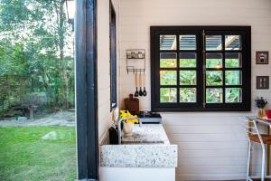 Tiny House com Banheira Privativa, Deck no Jardim com Rede Suspensa sobre o Riacho e Lareira Externa em Meio à Natureza