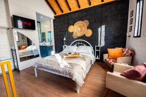 Tiny House com Banheira Privativa, Deck no Jardim com Rede Suspensa sobre o Riacho e Lareira Externa em Meio à Natureza