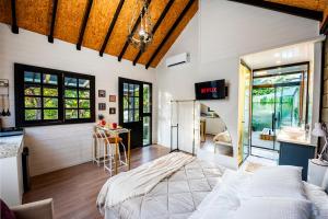 Tiny House com Banheira Privativa, Deck no Jardim com Rede Suspensa sobre o Riacho e Lareira Externa em Meio à Natureza