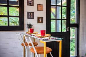 Tiny House com Banheira Privativa, Deck no Jardim com Rede Suspensa sobre o Riacho e Lareira Externa em Meio à Natureza