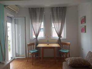 Sunny Lakeside Apartment