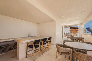 2 BR Bliss Stunning Rooftop Gym Osmosis Desk