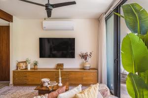 2 BR Bliss Stunning Rooftop Gym Osmosis Desk