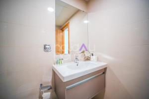 Stylish 2BR in Continental Tower Dubai Marina