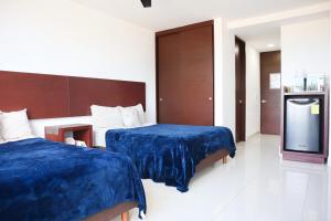 Central, beachside + rooftop winfinity pool