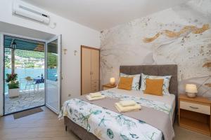 Studio apartment Marija - waterfont with sunbeds! Unique