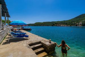 Studio apartment Marija - waterfont with sunbeds! Unique