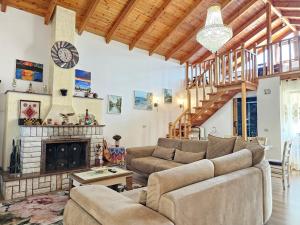 River Escape Villa - Private Beach, Scenic View & BBQ