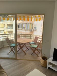 Familiar frente al Mediterráneo Piscina, parking