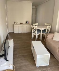 Familiar frente al Mediterráneo Piscina, parking