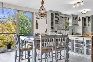 Luxe, mountain view, upscale located apt at Escalón