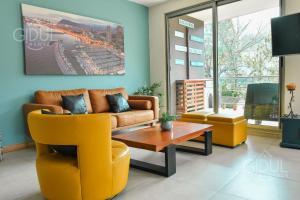 Luxe, mountain view, upscale located apt at Escalón