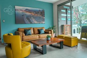 Luxe, mountain view, upscale located apt at Escalón