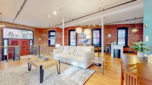 Expansive Back Bay 2-Level Loft, Sleeps 6, 2B2B